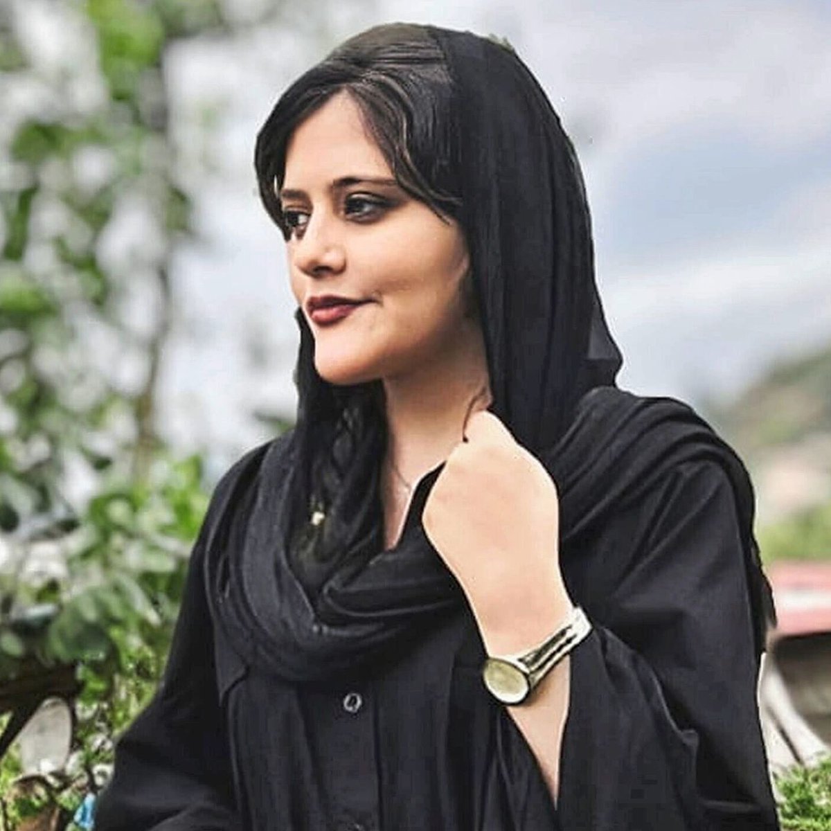 In Gedenken an Jina #MahsaAmini deren Name zum Symbol der iranischen Freiheitsbewegung wurde. Jeder der das Mullah-Regime beschwichtigt, fällt dieser Frau und allen Freiheitskämpfer:innen im Iran in den Rücken. Die Geschichte wird euch das nicht vergessen! #IranRevolution
