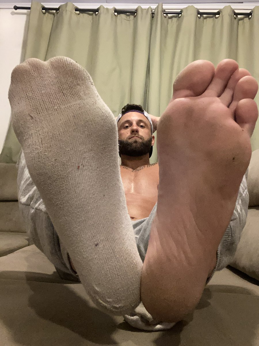 Mete a cara nesse pezão cheiroso!🦶🏼👃🏼 Put your face in this big smelly foot!🦶🏼👃🏼 @nick_gtwb @officer_rt @RT4Masters2 @Rafaellemos2018 @fmastersbr @Ladsrack @Brad14788009 @feetboysW @artofhisfoot @trusted_alphas @Toeypromo @CashMasterRTs @alpha_amplifier