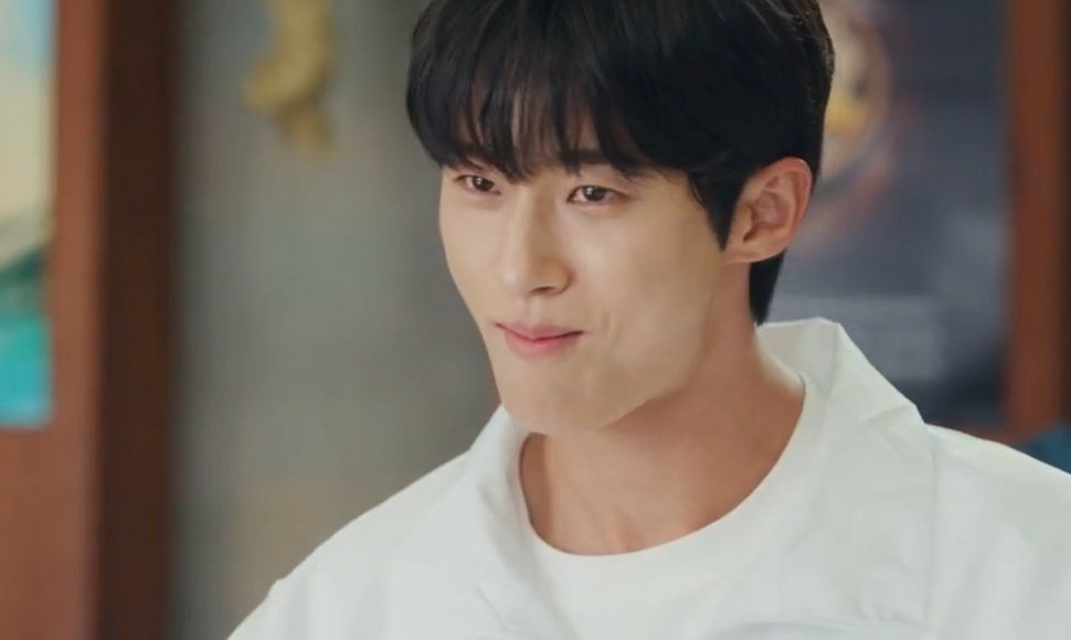kdramamiss's tweet photo. the way sol looked at sunjae when they were in the restaurant 🥹🤍 #LovelyRunner #LovelyRunnerEp3 https://t.co/5Nnpj4bNJW