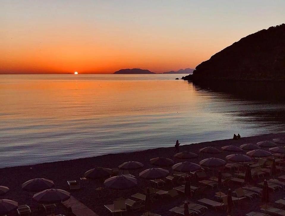 Che poi voglio dì...il tramonto visto dalla meravigliosa spiaggia di Milazzo, con vista isole Eolie è pura poesia ✨ #beabaldi