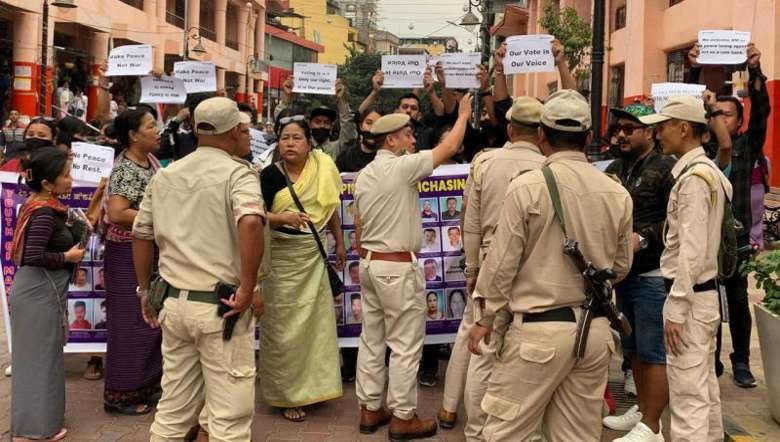 Protests welcomed Amit Shah in Imphal The protestors expressed strong disapproval of Amit Shah's visit to Manipur for an election campaign, criticising the central government's inaction and neglect towards the state during the ongoing crisis. ifp.co.in/manipur/protes…