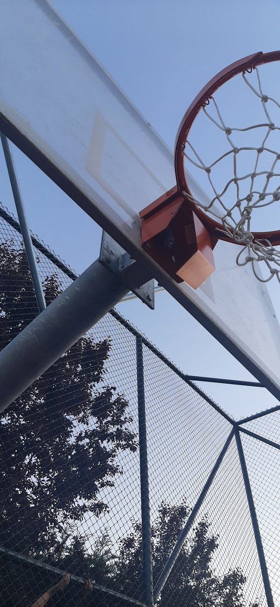 Samedoztrk's tweet photo. Burası hamidiye mahallesindeki huzur camii yanında bulunan vefa karakurdu parkı burdaki basket sahasındaki potanın demir parçası fotoğrafta görüldüğü gibi düşmek üzere.en kısa sürede bir kazaya sebep olmadan düzeltilmesi gerekmektedir.@Cekmekoybeltr https://t.co/dM90967Poq