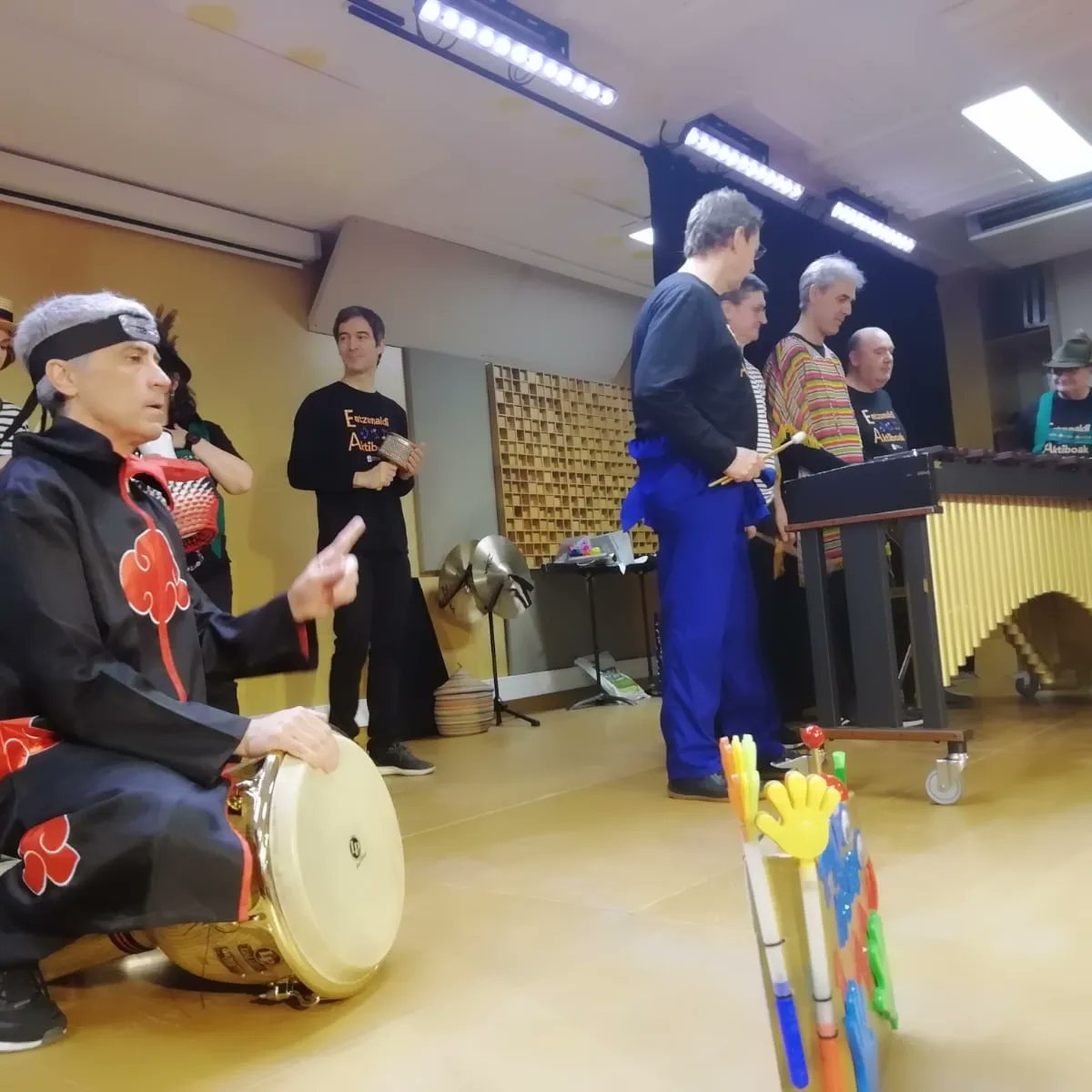 MRE_Eskola's tweet photo. EUS - Ostiraleko kontzertuan instrumentu-desfile batez gozatu ahal izan genuen. Izugarri zaila egin zitzaien polit eta dotoreena aukeratzea!! Mila esker, artistak!

ES - En el concierto del viernes pudimos disfrutar de un desfile instrumental.

#kontzertupedagogikoa #egia #MRE https://t.co/p9sIEltrN0