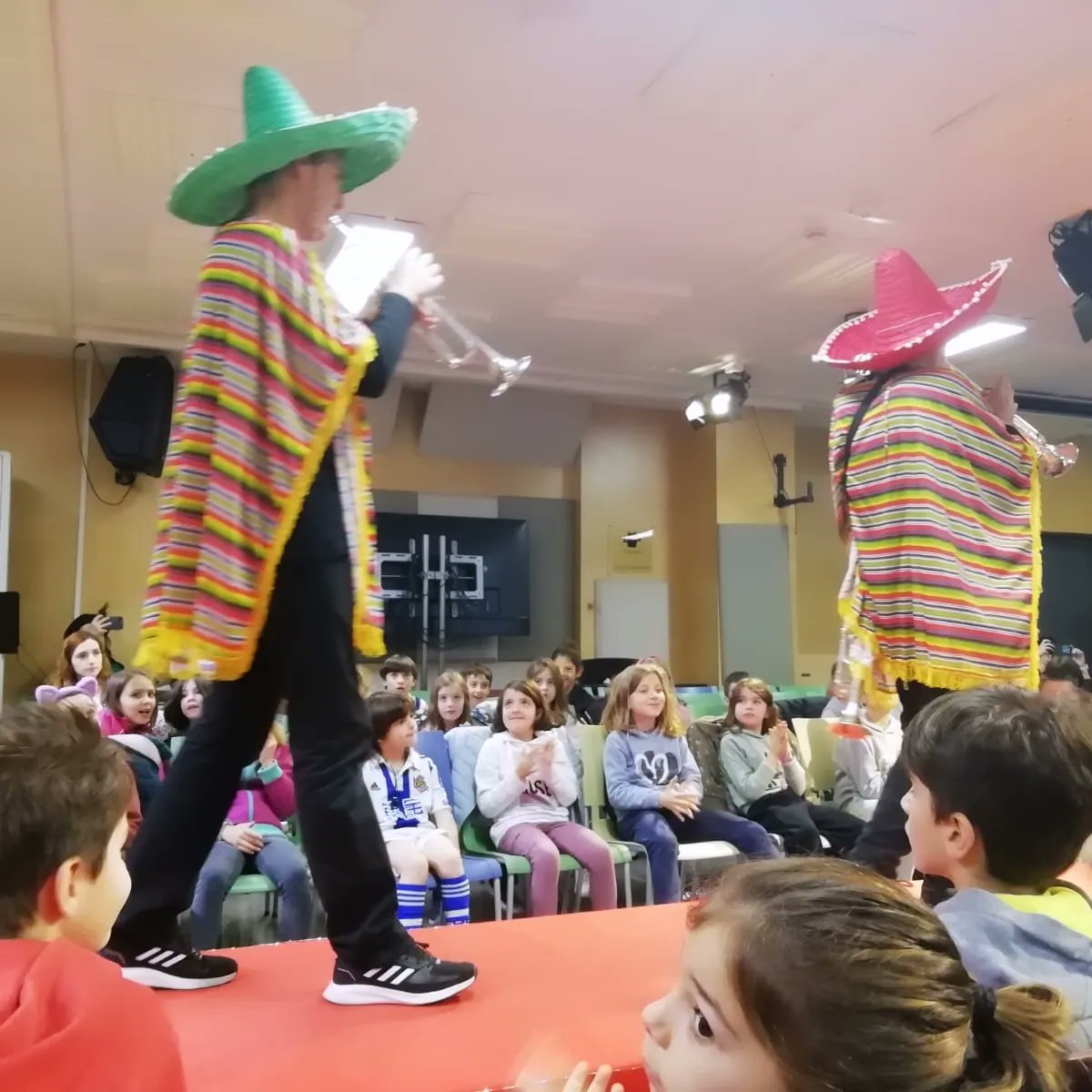 MRE_Eskola's tweet photo. EUS - Ostiraleko kontzertuan instrumentu-desfile batez gozatu ahal izan genuen. Izugarri zaila egin zitzaien polit eta dotoreena aukeratzea!! Mila esker, artistak!

ES - En el concierto del viernes pudimos disfrutar de un desfile instrumental.

#kontzertupedagogikoa #egia #MRE https://t.co/p9sIEltrN0