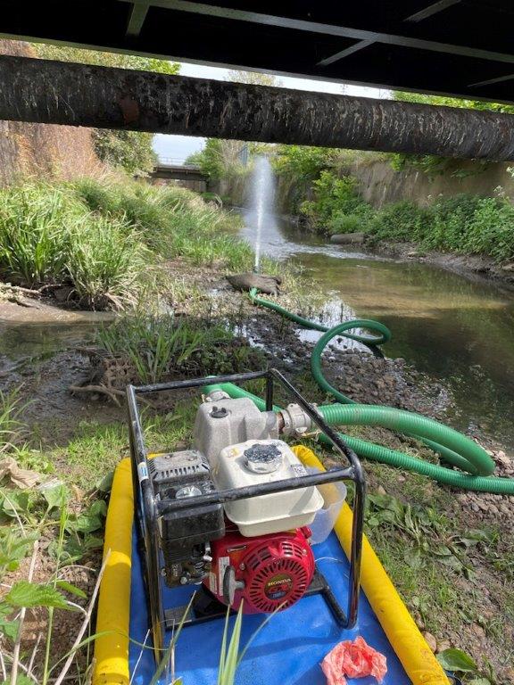 EnvAgencySE's tweet photo. We were alerted to a pollution incident on the Turkey Brook on Saturday where there were reports of dead and distressed fish.

Our specialist Environment Agency teams set up aerators to increase the oxygen to help save the remaining fish population.

#Enfield #AlbanyPark https://t.co/F1iXRWYL1W