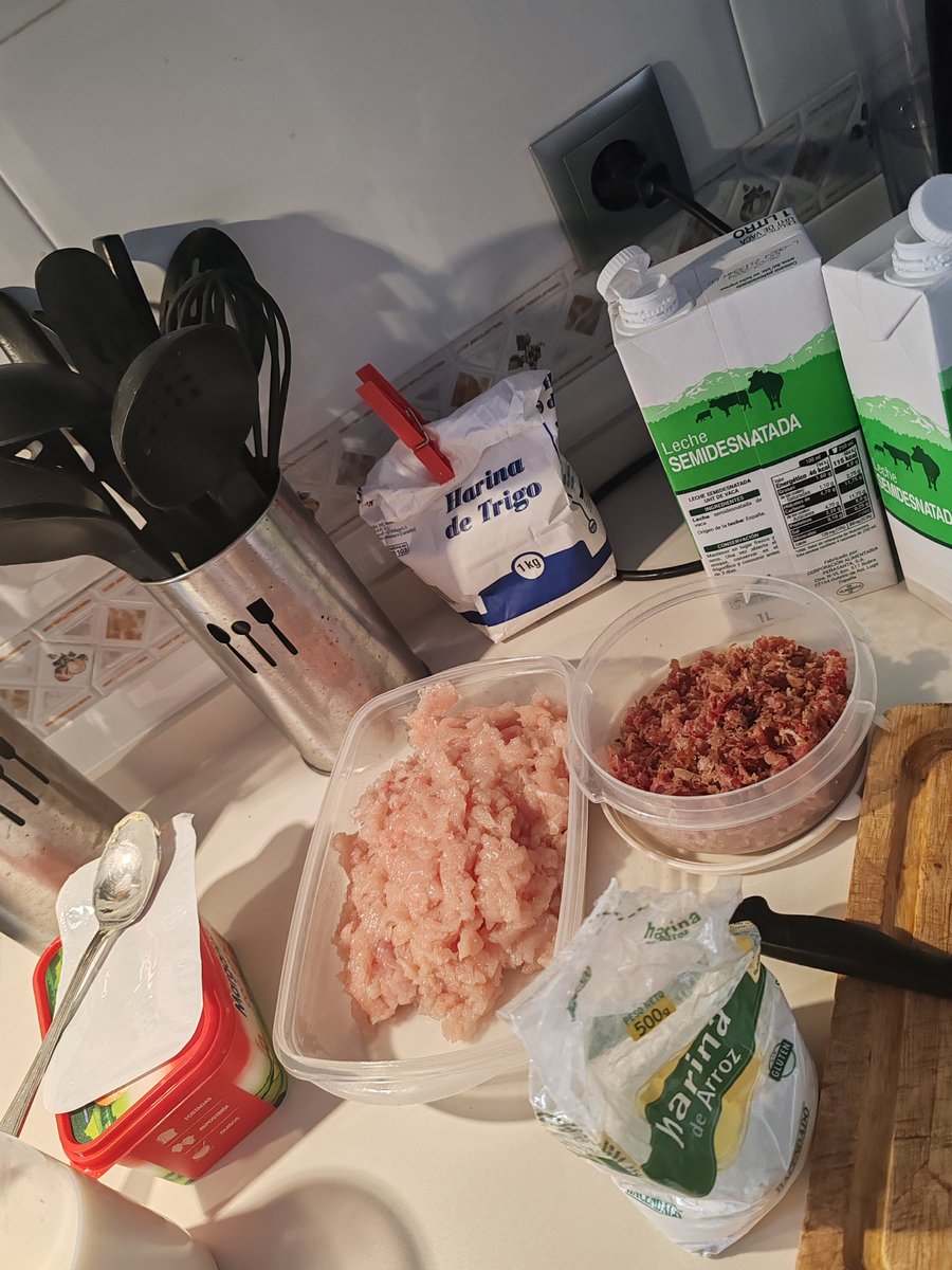 MariaLeivag's tweet image. Y como manda ya la tradición...

Vamos a preparar las croquetas de jamón (sin gluten) y las de pollo para el #LibroForumElche2 🔥🥰

PD: El jueves también haré galletitas de chocolate caseras 😏

@Literaturelx_ @KmleonBooks