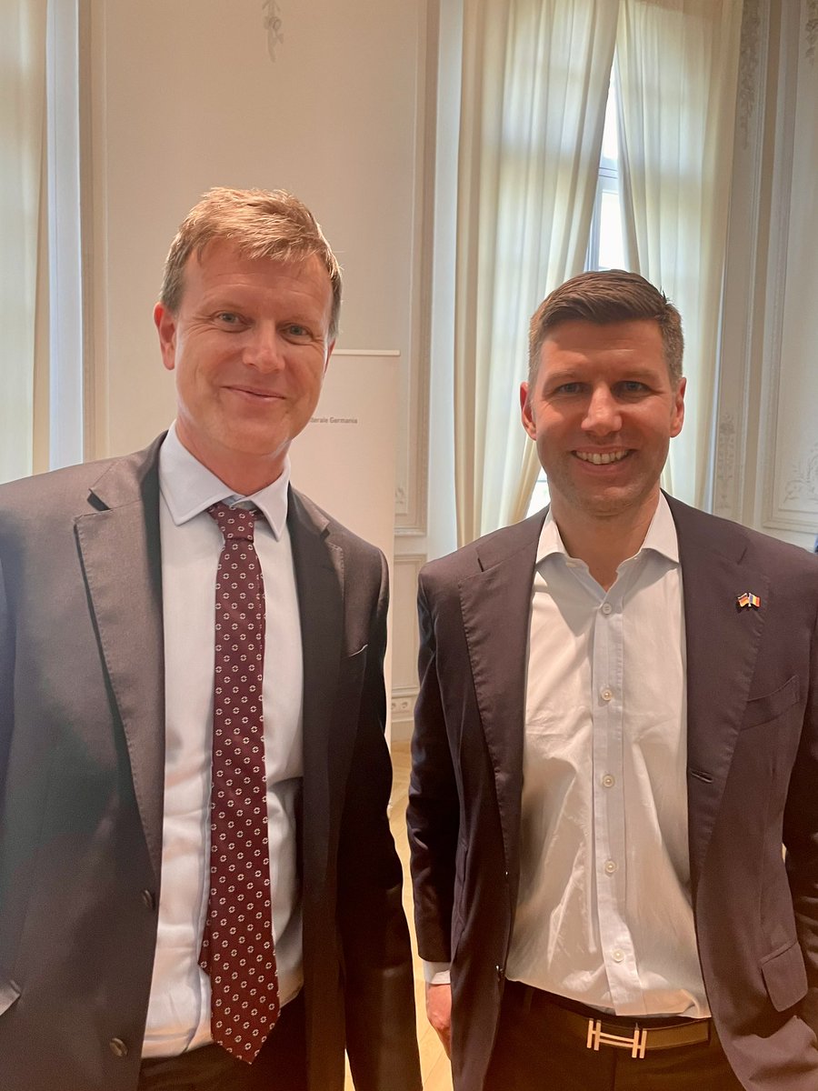 How great to meet @AVFCOfficial legend Thomas Hitzlsperger this evening, visiting Romania as German Ambassador for the Euros. Talked Graham Taylor days, CL prospects and, of course, that result yesterday. Thank you for the invitation @PeerGebauer! UTV! ⚽️🏴󠁧󠁢󠁥󠁮󠁧󠁿🇷🇴🇩🇪🏴󠁧󠁢󠁳󠁣󠁴󠁿