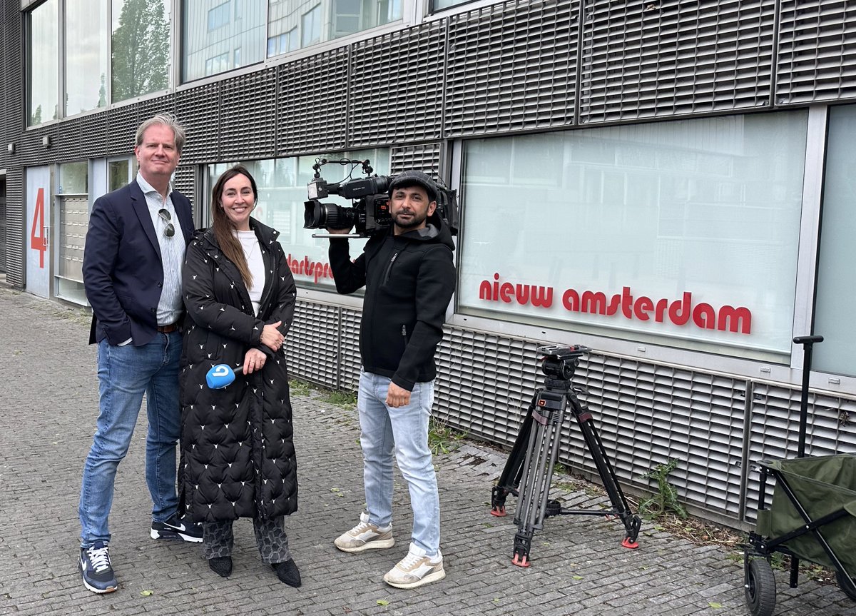 Shownieuws op de stoep! Vanavond mag ik vertellen over de primeur van @MicHighClub #podcast over de nieuwe huurder van de Vakantiekoning. 🏡 Villa Eikenhorst in Wassenaar. 🎧 Luister hier: podcasts.apple.com/nl/podcast/the…