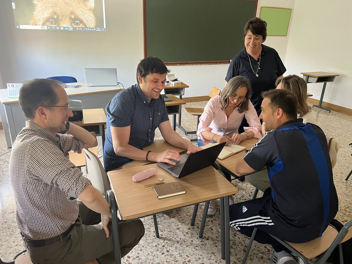 laencarnacionpb's tweet photo. Los profes de @laencarnacionpb nos formamos en Vídeo y Radio escolar 📹🎙️dentro del proyecto Códice TIC 🤩🤩🤩

¡Lo que estamos aprendiendo y lo que nos divertimos! 🤣

Todo siempre por nuestros alumn@s 🥰

#laencarnacionpb #since1935 #codicetic https://t.co/mNySjCyPZN