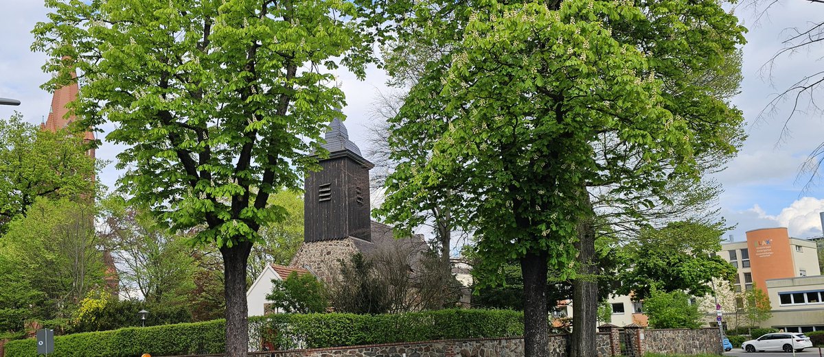 Da ich mich gerade viel in meiner Heimat Berlin Lichterfelde herumtreibe, hier die Dorfkirche Lichterfelde aus der ersten Hälfte des 14. Jahrhunderts. Im Hintergrund der Turm der ev. Pauluskirche.