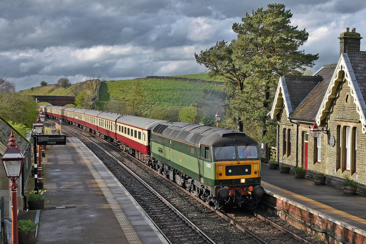 Brush Type 4 D1935 'Roger Hosking MA 1925-2013' passes Kirkby Stephen on 1z18 1630 Carlisle -  Leicester on 13/04/2024 @BertrandNICOLL2 @SiemoneitPeter @chris_railway @Fotter1965 @daryldixon716 @setcarrailway @SettleCarlisle