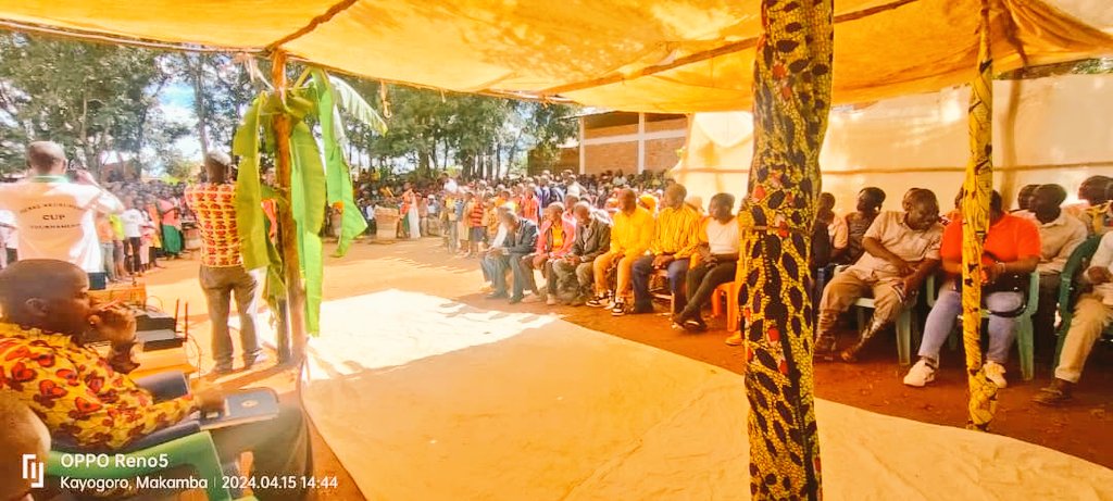communeMak's tweet photo. #Burundi, 15-04-2024, Inyuma yo kugendera zone GATABO, Buramatari w'Intara ya MAKAMBA yabandanirije urugendo muri Zone MUGENI. Ni kuri ya ntumbero yo gusigurira abenegihugu imbonakazoza y'Uburundi bwifashe muri 2040 n'Uburundi buteye imbere 2060.  @makambaProvince https://t.co/bNSnpPPK1F