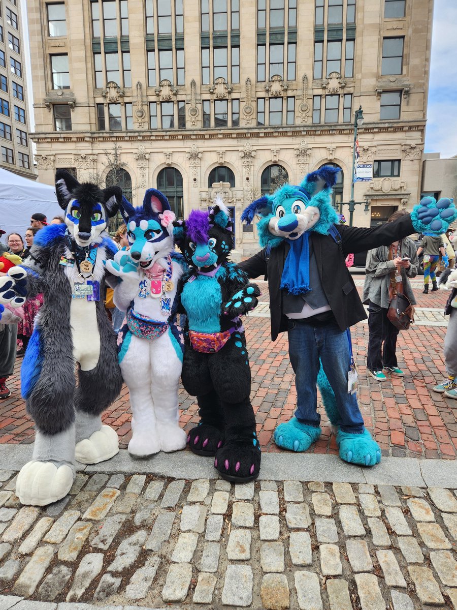 A blue crew! 💙 Roder, me, @NexusFolf and if someone knows the suiter on the right pls tag them 😊 Going to the square was so much fun! #FCL2024 #furcationland2024 #FCL24