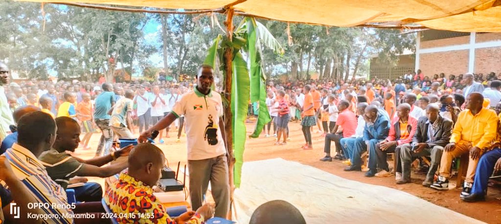 communeMak's tweet photo. #Burundi, 15-04-2024, Inyuma yo kugendera zone GATABO, Buramatari w'Intara ya MAKAMBA yabandanirije urugendo muri Zone MUGENI. Ni kuri ya ntumbero yo gusigurira abenegihugu imbonakazoza y'Uburundi bwifashe muri 2040 n'Uburundi buteye imbere 2060.  @makambaProvince https://t.co/bNSnpPPK1F