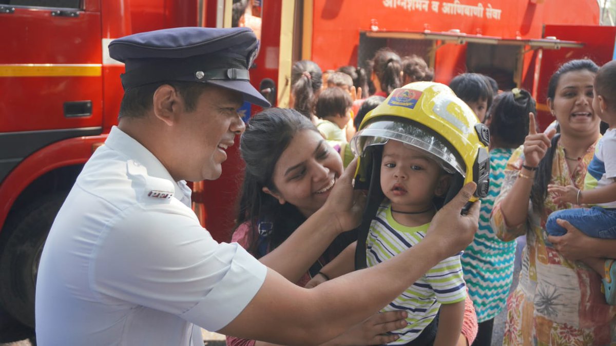 Nileshmahajn101's tweet photo. #candidclick #firebrigade #punefire #mysonyclick📷 https://t.co/2VXUpPHZFZ