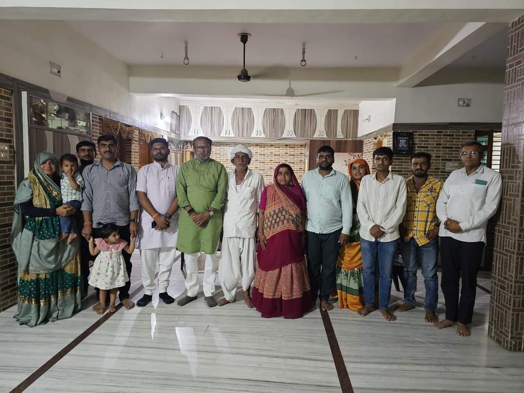 નટુભાઈ પટેલ (વિસ્તારક જામનગર લોકસભા) આકોલી (તા.કાંકરેજ) સ્થિત તેમના નિવાસસ્થાને પાટણ લોકસભા ના પ્રભારી શ્રી અશોક ભાઈ જોશીજી સાથે ભોજન.