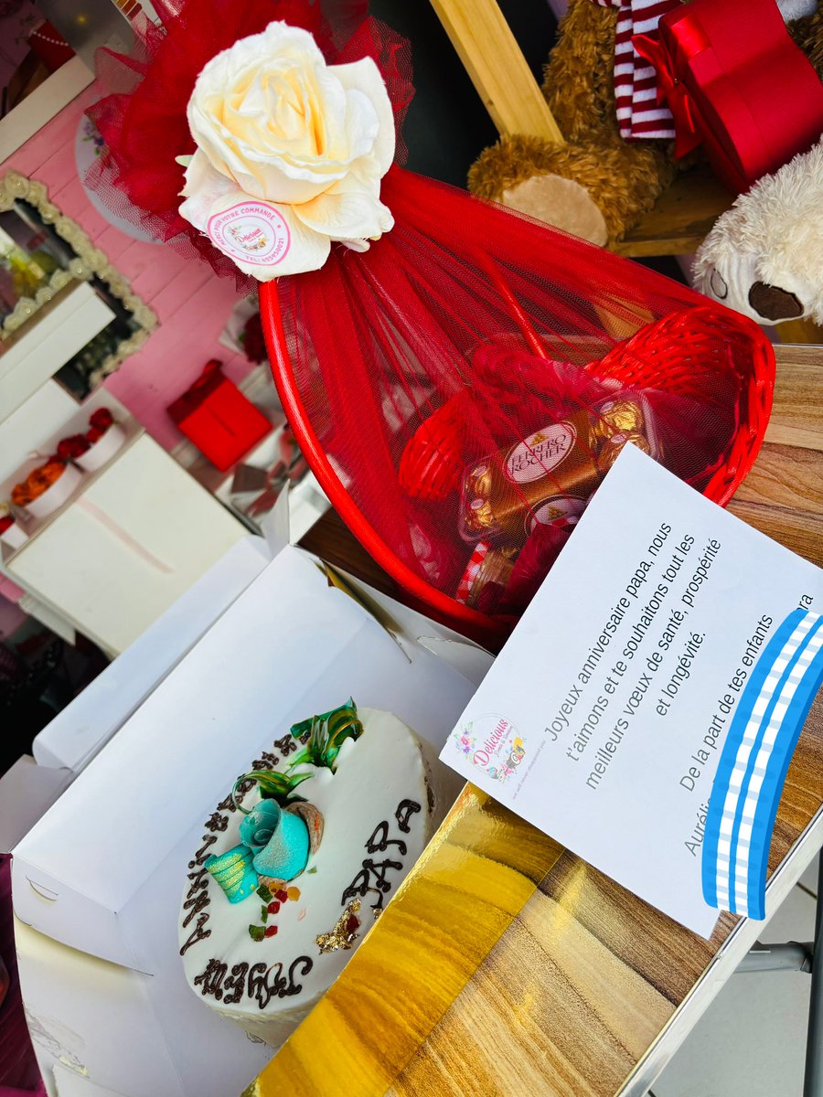 ladelicieuse237's tweet photo. Dernière surprise de la journée pour l’anniversaire de leur papa 🥰

❤️Panier surprise 
❤️Gâteau d’anniversaire 
❤️Saxophoniste 

Clients satisfaits 🥰
Merci beaucoup pour la confiance 🥰

📍Yaoundé https://t.co/DZgMWdnQ7v