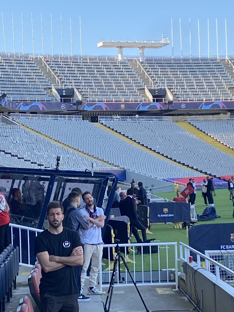 Le président du #PSG Nasser Al-Khelaïfi et Luis #Campos assistent à l’entraînement et discutent en bord de pelouse à la veille de #FCBPSG.