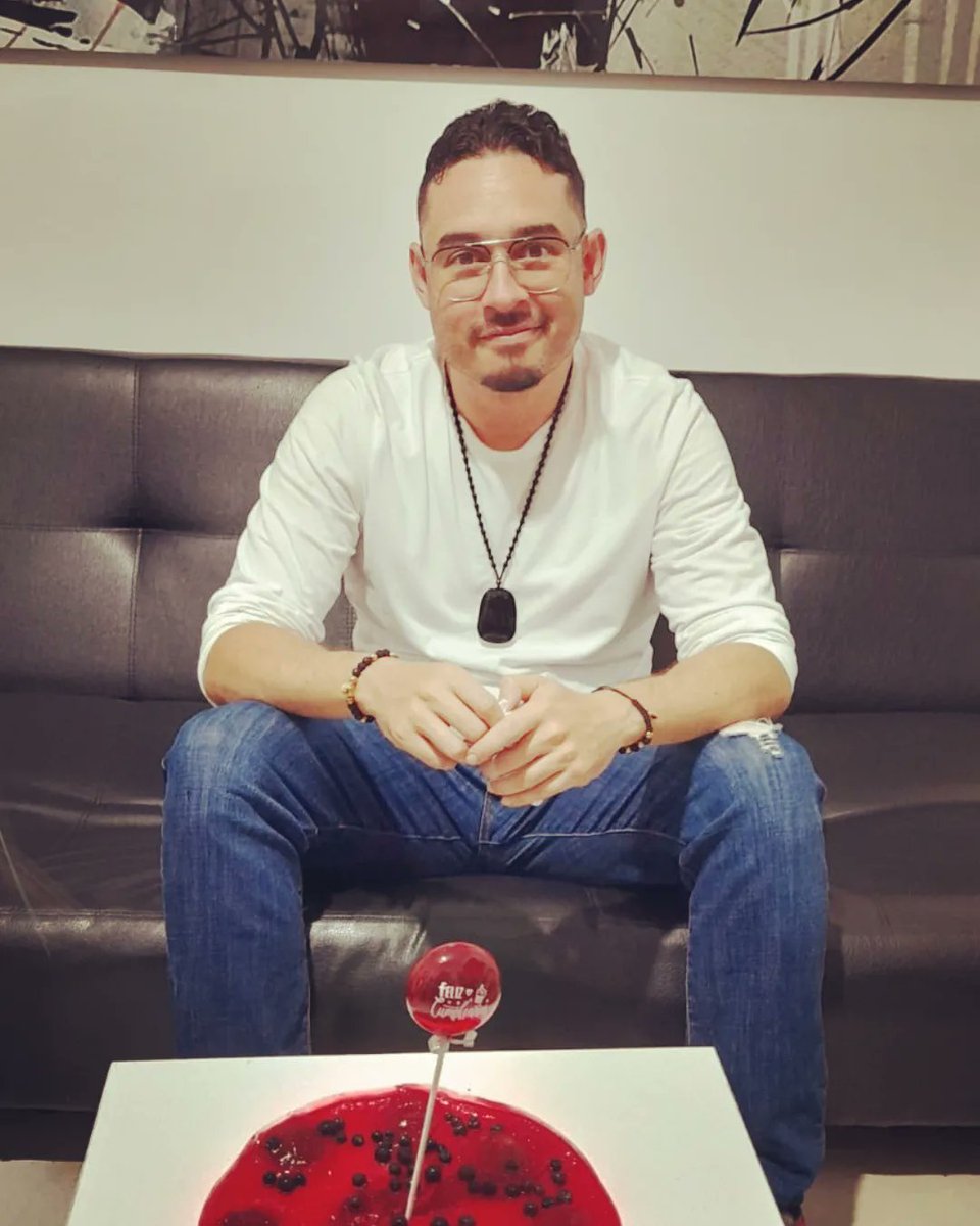 faustocogollo's tweet photo. Hoy estoy celebrando mi tetragésimo cumpleaños 🎂. Para entender la palabra tetragésimo basta con multiplicar 1 x 40 🥳🤓🎊

#fausto #happy #happybirthday #cumpleaños #cumple #cumpleañosfeliz #felizcumpleaños #felizcumple #aries https://t.co/JlTpaq3c8x