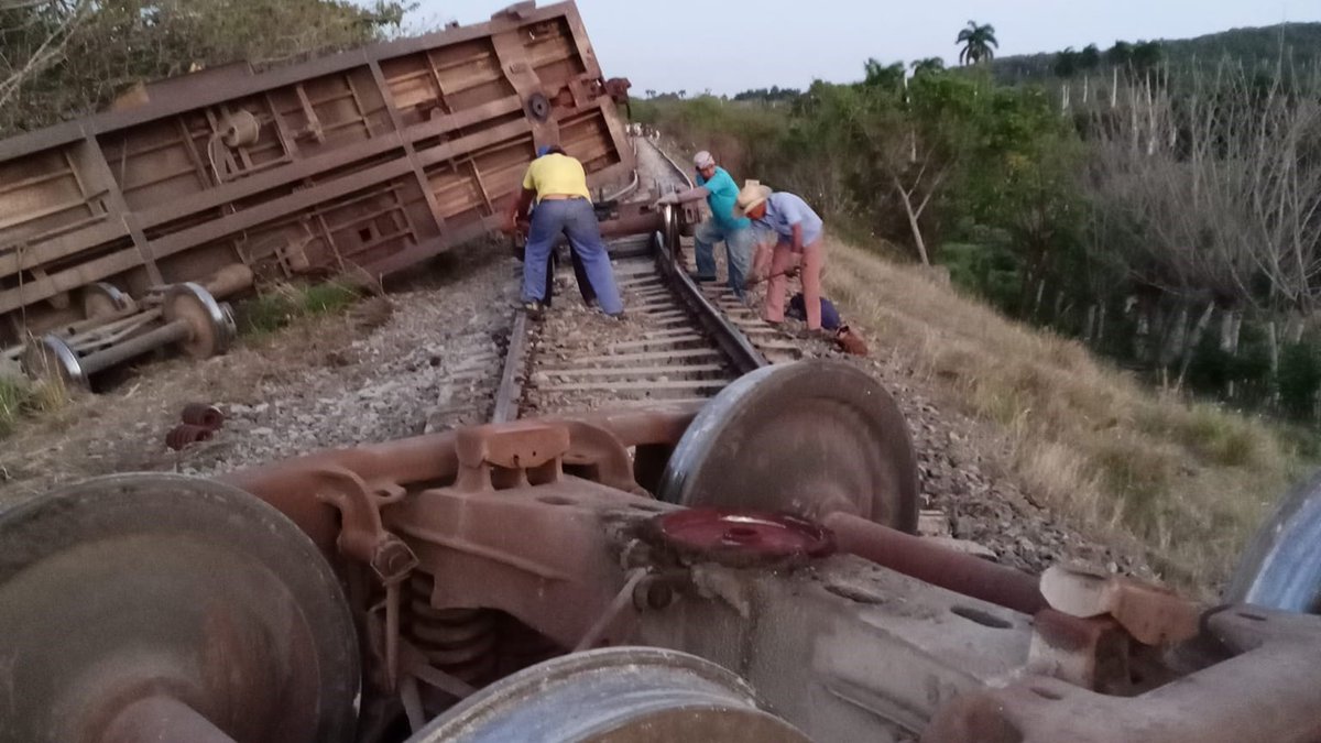 ¿Sabotaje? Actualizan sobre descarrilamiento de tren en el centro de Cuba Leer más: directoriocubano.info/panorama/sabot… #Cuba #NoticiasDeCuba #DirectorioCubano