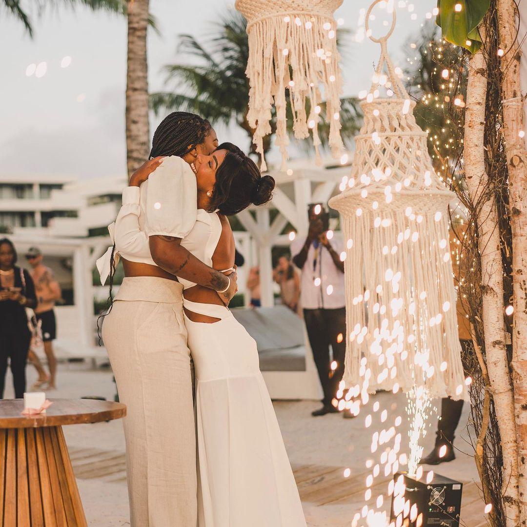 thelakesx's tweet photo. Brunna was Ludmilla's dancer when they met and started dating, they oficially married in 2019 and now are trying for a baby ROMANCE STRAIGHT OUT OF A SAPPHIC BOOK https://t.co/qOpzC0lPJM