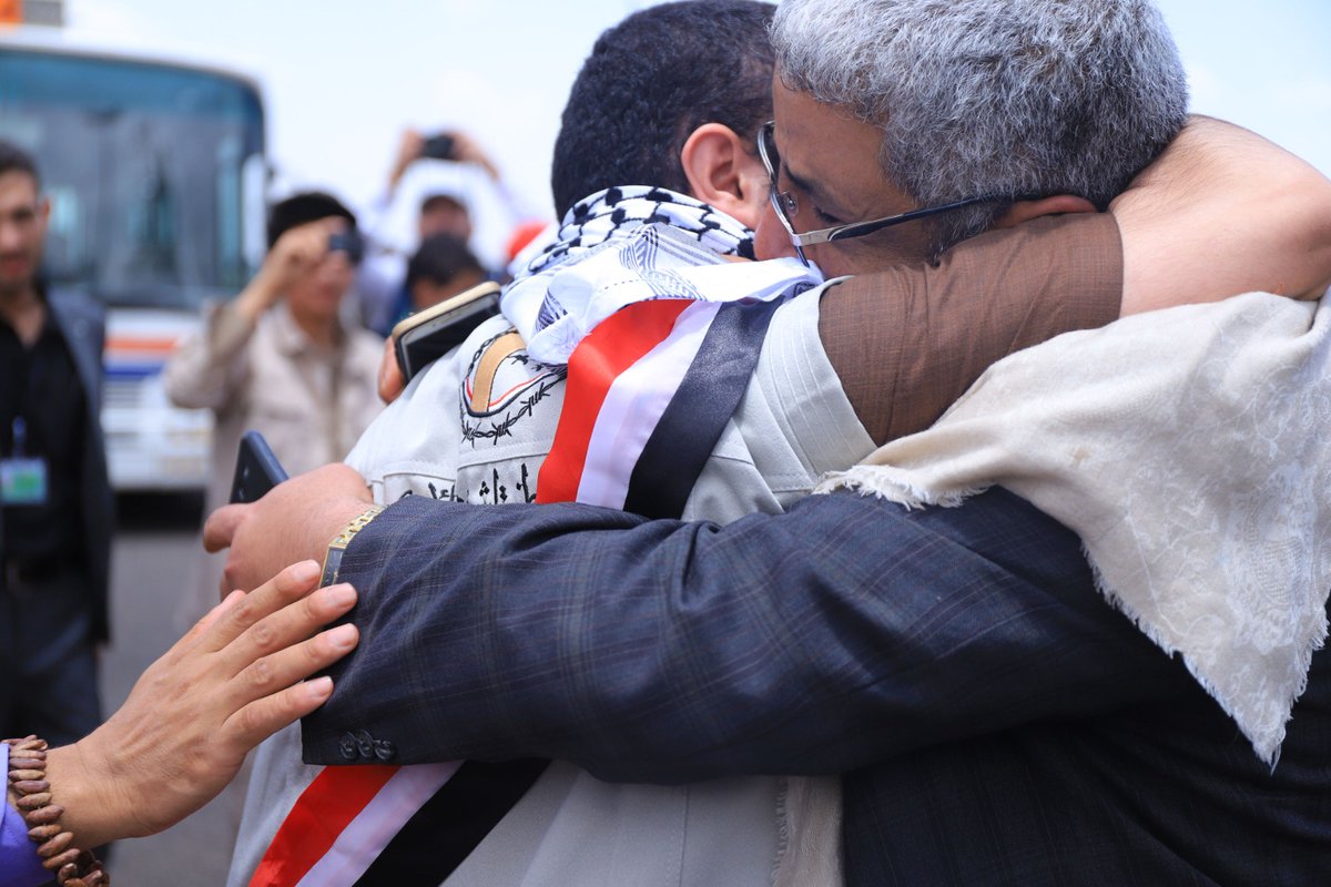 A year ago, the ICRC facilitated the second-largest detainee release in #Yemen, reuniting over 900 ex-detainees with their families. We remain ready to play our neutral intermediary role and facilitate any agreement the parties reach to release conflict-related detainees.