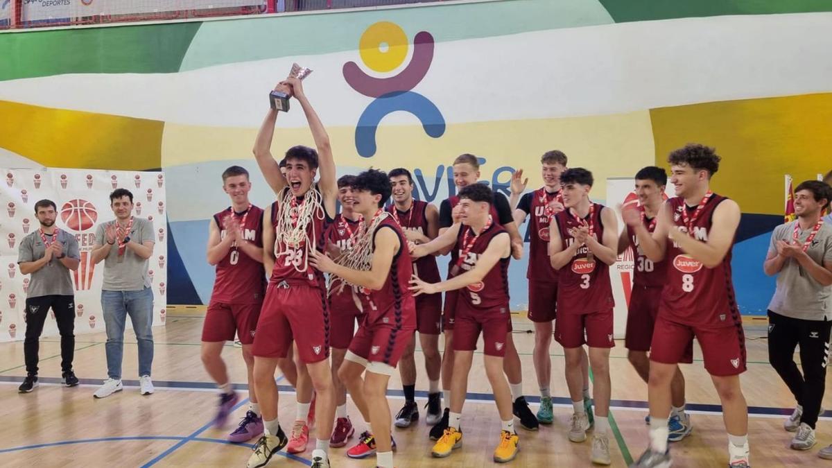 UCAMMurcia's tweet photo. 🏀 RESULTADOS #CANTERACAIXABANK

🥇 UCAM Murcia Júnior Masculino se proclama campeón autonómico.

💪🏻 Gracias a la victoria ante CB San José (52-80), los jóvenes universitarios consiguen el tan ansiado título. ¡Vamos campeones! https://t.co/SHtWTzCp4B