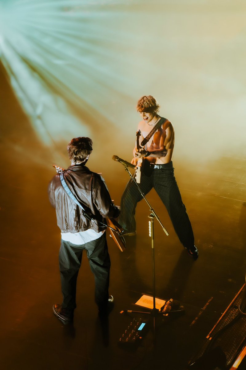 90sviolet's tweet photo. full circle moment 🫂❤️‍🩹

@thedriverera at the sylvee in madison, wi 🌟

https://t.co/WlpfQxfUEo https://t.co/LHnyObuoIw