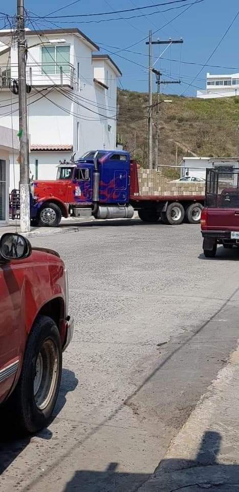 La economía está tan cabrona que hasta Optimus Prime ya se puso a chingarle.👊🏻😎