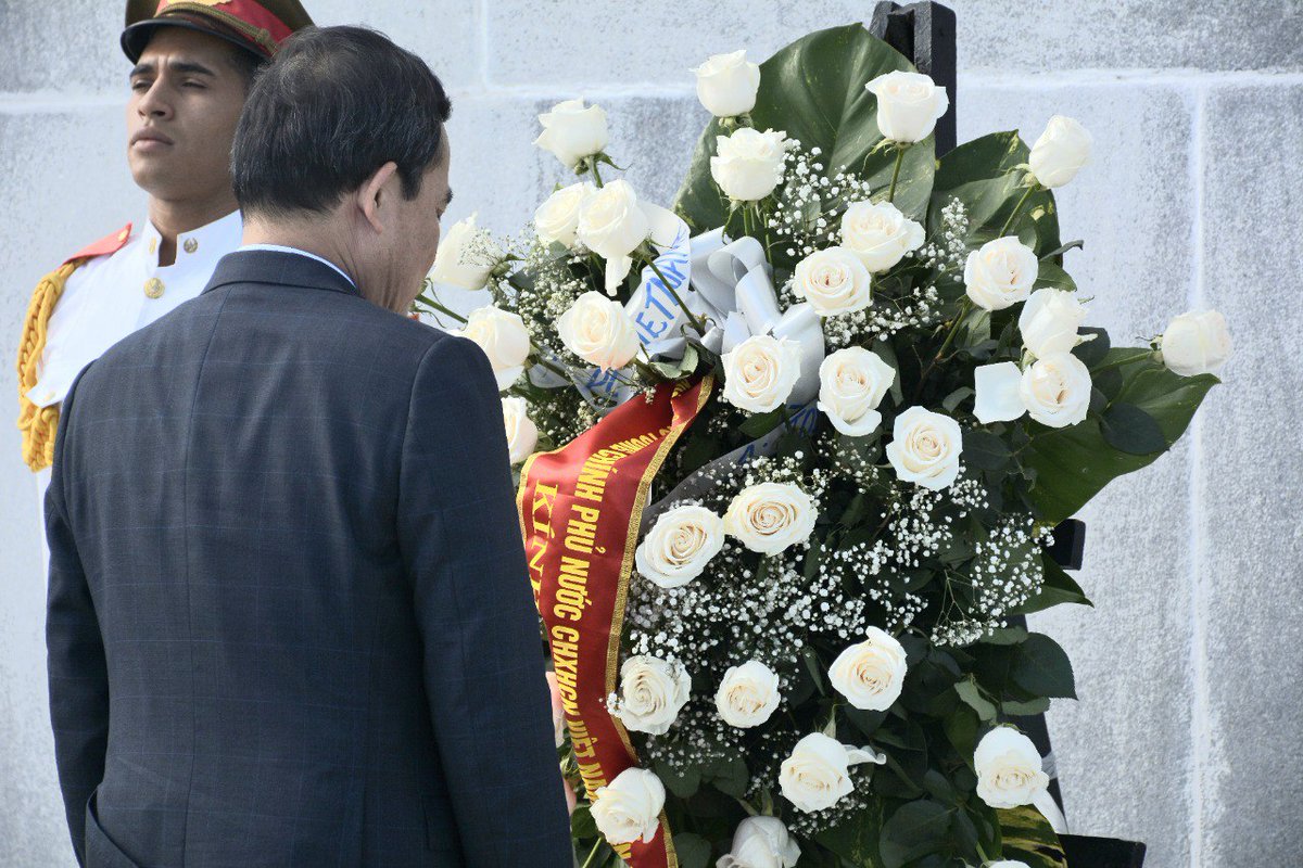 El viceprimer ministro de #Vietnam🇻🇳, Tran Luu Quang, durante su visita oficial a #Cuba🇨🇺, participó hoy en una ceremonia de colocación de Ofrenda Floral ante el Monumento del Apóstol 'José Martí', en la Plaza de la Revolución. 📷: Luis Jiménez.