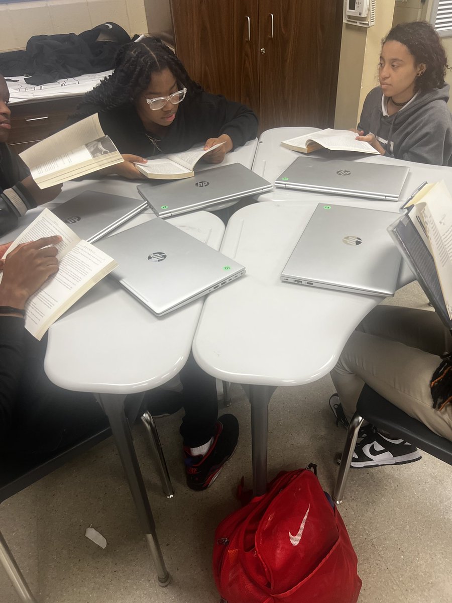 LytriceMurray's tweet photo. National Library Week’s Drop Everything and Read event held at Sumter Central High School @SumterCentral @MarcyBurroughs @acassity1 https://t.co/mXWQd7gpf5