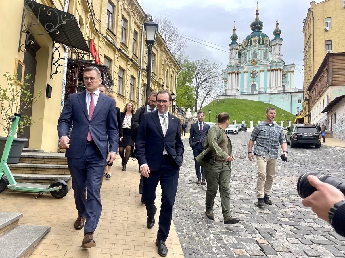 EspenBarthEide's tweet photo. Visiting my good friend FM @DmytroKuleba in Kyiv today. 

We should all do more to support Ukraine in its struggle against Russian aggression.

Ukraine must win this war. 

#StandWithUkraine https://t.co/qzEmokoVrN
