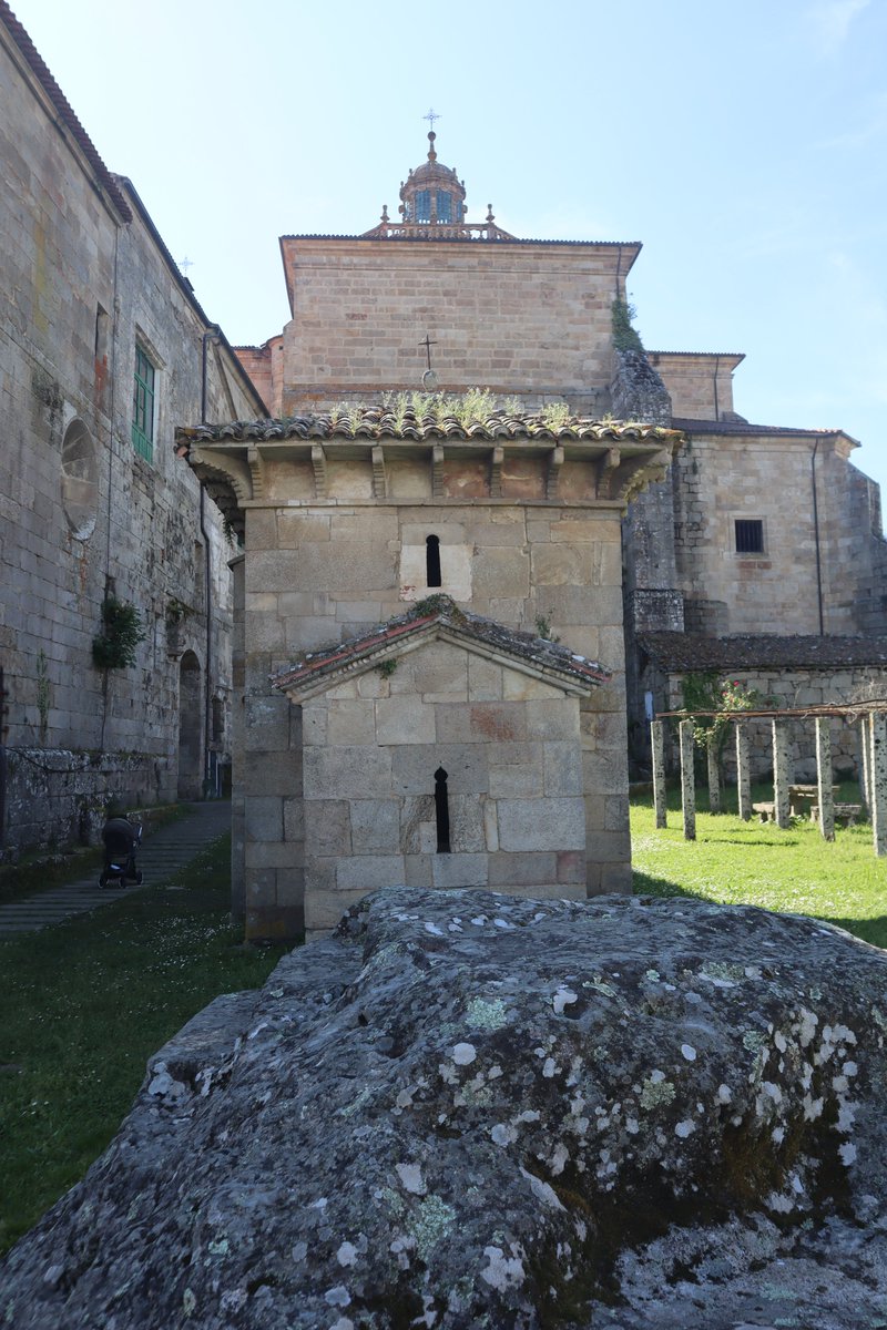 Dende un pouco máis dun ano, as miñas visitas culturais sempre van acompañadas dun accesorio indispensable como se ve nesta foto feita onte na capela de San Miguel de Celanova.