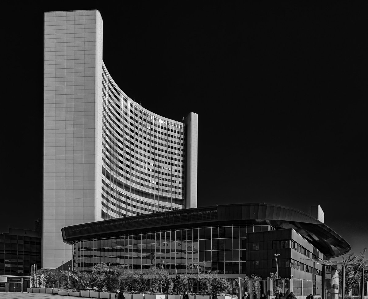 #Wien #blackandwhitephotography #Monochrome #architecturephotography #PhotographyIsArt #bandw #photography #photographylovers #Monochromephotography 
Vienna off beaten tracks. United Nations HQ. I hope that you have a nice day. Good night from Vienna 🇦🇹, see you tomorrow! 😊🌹🙋🏼‍♂️