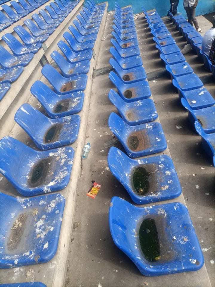 🇨🇩 Plusieurs chaises installées aux gradins du stade des Martyrs de Kinshasa souffrent d’un manque d’entretien