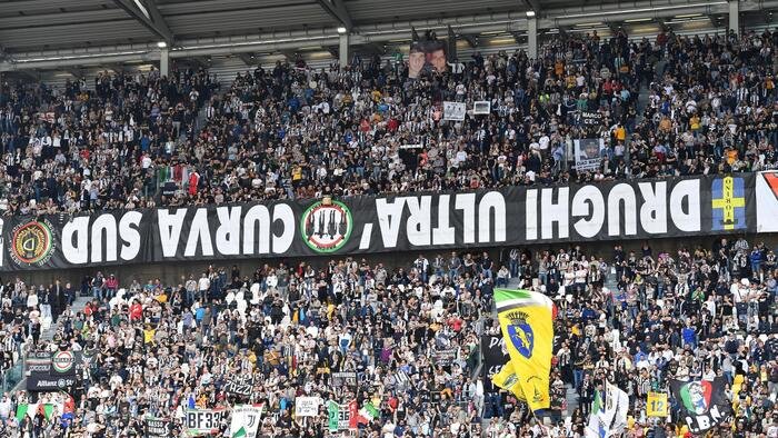 Radio1Rai's tweet photo. 🔵#Calcio, inchiesta #LastBanner. La Cassazione conferma la condanna, con rito abbreviato, per violenza privata di un tifoso astigiano. Il caso rientra nel filone delle pressioni dei gruppi ultrà della Juventus sulla società per i propri privilegi: il 30/04 la sentenza d'appello. https://t.co/OevoTX4hA9