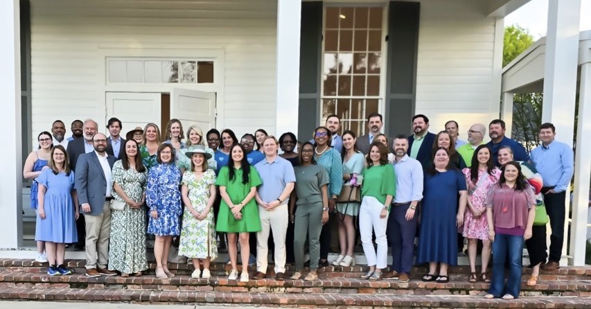 TransplantGuild's tweet photo. The University Transplant Guild’s Blue &amp; Green Day photo at the 2024 Southern Social. Thank you for everyone who took part in the Donate Life picture. @DonateLifeMS https://t.co/9ypAz7pVrr