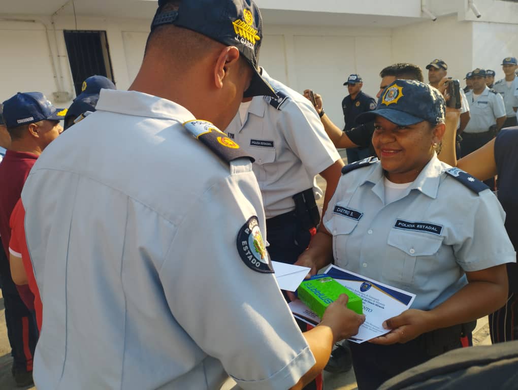 EldiarioLaVoz's tweet photo. Reconocen desempeño de efectivos de la #Polimiranda en Guarenas-Guatire https://t.co/KcMFDKmtsi https://t.co/pxya5bvDKh