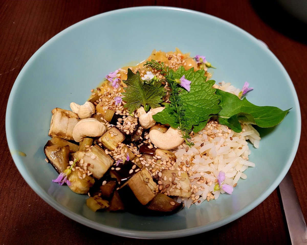 Auberginencurry mit Reis,  gerösteten Sesam sowie Cashewkernen. 😊

Und Topping aus dem Garten das ich nicht kenne 😅

#Kochtorus