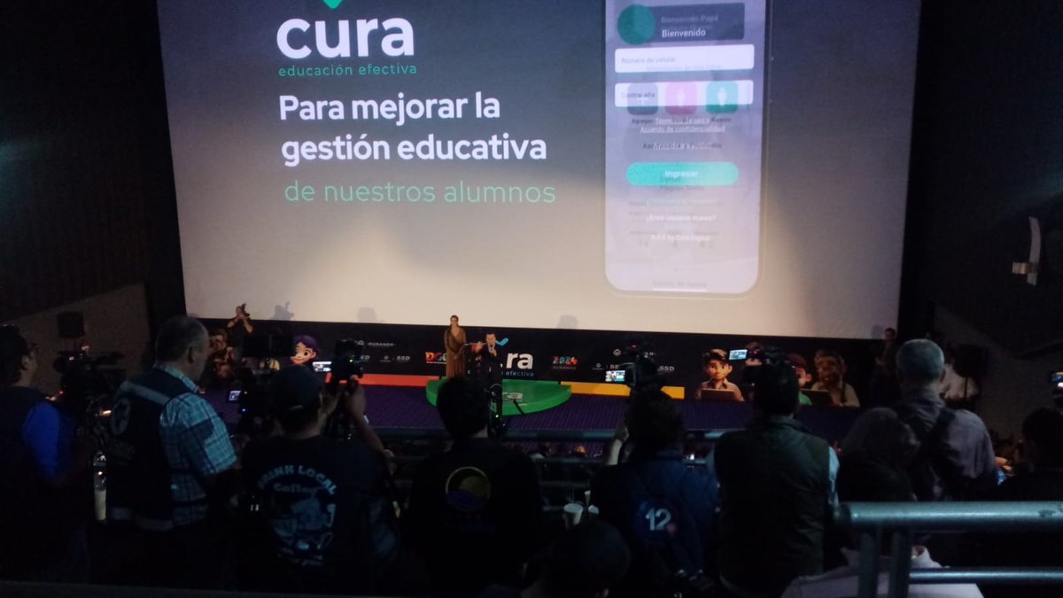 ContactoHoy's tweet photo. #AlMomento El gobernador @EVillegasV anunció que será por medio de una aplicación que los maestros puedan reportar el ausentismo escolar, detectar a alumnos con problemas de salud mental y tener prioridad a la hora de reportar emergencias al 911.

Esta plataforma, que trabaja de manera coordinada con expertos de salud mental e incluso el C5, permitirá a los docentes tomar lista de manera digital, favoreciendo los trámites internos en las escuelas. #Durango