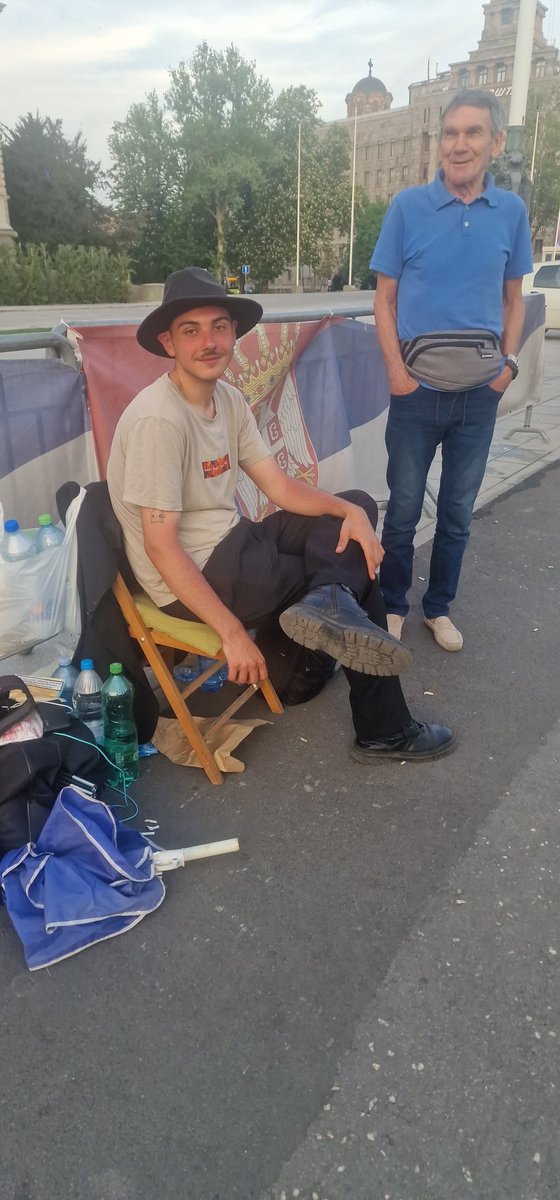 Andrej Obradović, star 19 godina, već 100 sati štrajkuje glađu ispred Skupštine Srbije zbog policijske torture. Pozivam građane Beograda da dođu i podrže ovog harbrog maldog čoveka koji traži pravdu.