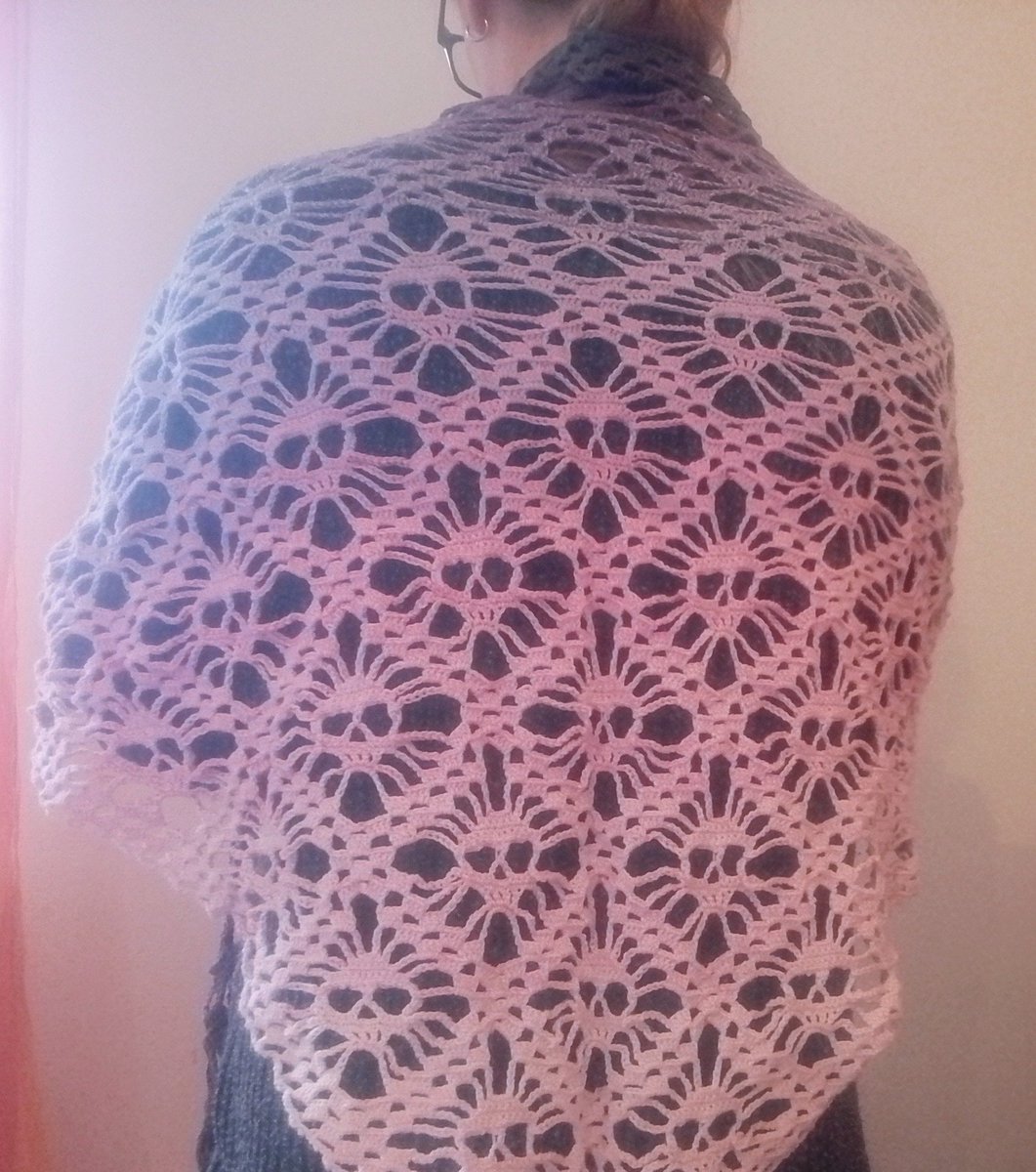 Heute mal das Stativ getestet. Ich muss noch die Positionierung verbessern, aber es funktioniert. 

Das Tuch sucht übrigens auch ein Zuhause. 😉

#handarbeitsclub