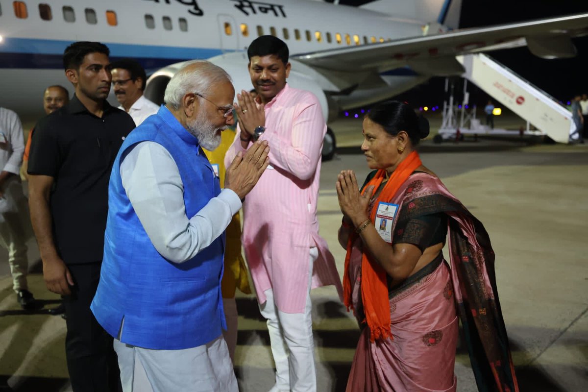 Amidst grief, a small moment of happiness as the mother of Balidani Pravin Nettar, welcomed Modi Ji at Mangaluru. 

This is a reminder of PravinNettar’s sacrifice and dedication. Every BJP Karyakarta feels the depth of this moment. 

PravinNettar continue to live on in our hearts