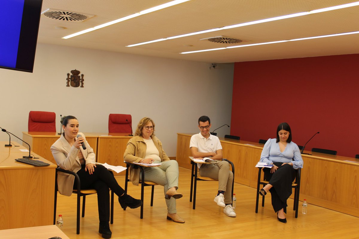 Europe Direct Girona🇪🇺 (@edgirona) on Twitter photo Avui hem celebrat la primera xerrada del cicle EU4YOU: “Els teus drets com a ciutadà europeu” 🇪🇺
Gràcies a tots es estudiants que hi han participat, a tot l’equip de <a href="/equipo_europa/">Equipo Europa</a> i l’Andrea Salvador per moderar l’acte. SEGUIM!
#EU4YOU #CiutadaniaEuropea #DretsEU #JovesUE Avui hem celebrat la primera xerrada del cicle EU4YOU: “Els teus drets com a ciutadà europeu” 🇪🇺
Gràcies a tots es estudiants que hi han participat, a tot l’equip de <a href="/equipo_europa/">Equipo Europa</a> i l’Andrea Salvador per moderar l’acte. SEGUIM!
#EU4YOU #CiutadaniaEuropea #DretsEU #JovesUE