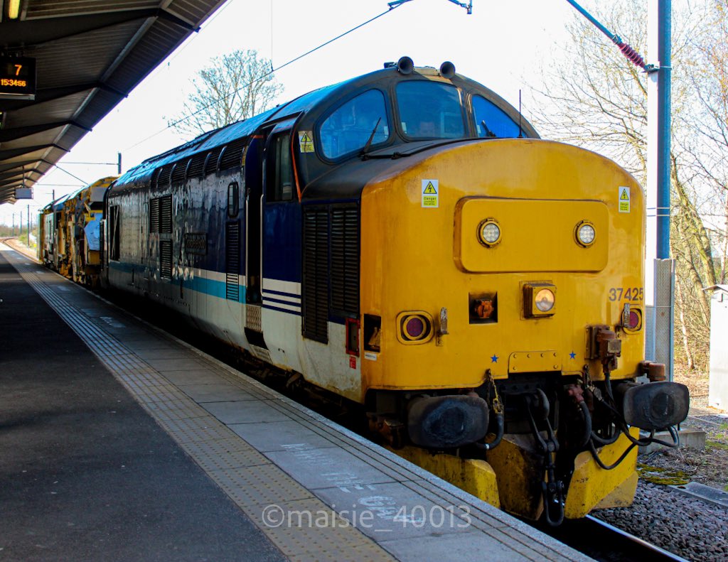 37425 “Concrete Bob/Sir Robert McAlpine” sits at Nuneaton working 6X86 1018 Whitemoor Yard L.D.C. Gbrf to Wext Ealing Plasser Sdgs 
06/04/2023
#class37 #tractor #drs #directrailservices #nuneaton #wcml