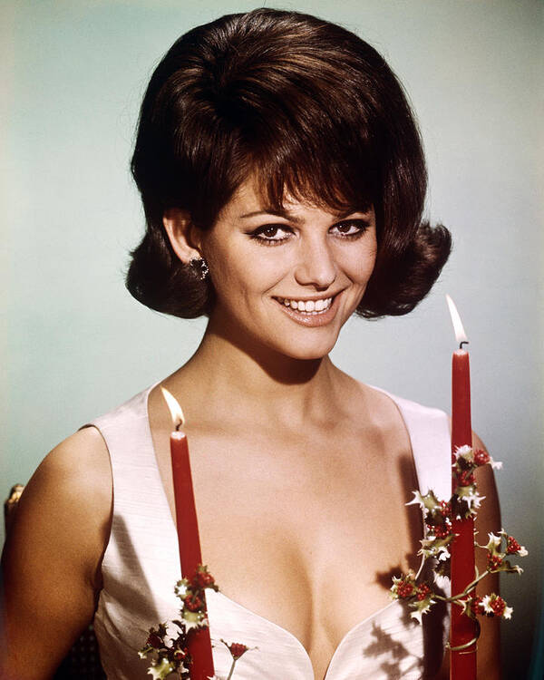 15 Avril 1938: Naissance, en Tunisie Française de Claudia Cardinale, célèbre actrice Italienne, active depuis 1957, jouant dans 'Cartouche' en 1962. Lauréate en 2010 d'un Golden Orange Award. En 1958, elle joua dans 'Le Pigeon' Claudia Cardinale fête ses 86 ans #ClaudiaCardinale