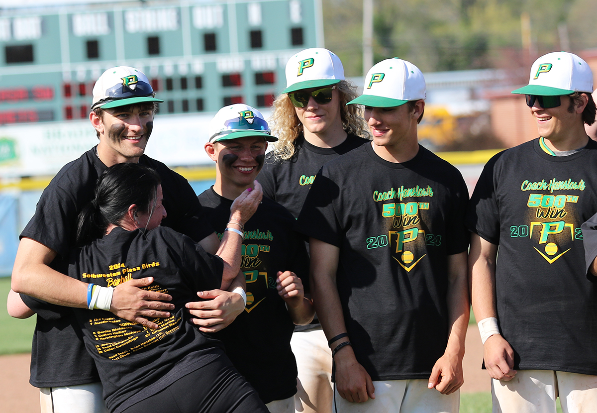 GregShashack's tweet photo. After 500 wins, Hanslow 'so happy to be a Piasa Bird' https://t.co/mD9OvpTZML via @altontelegraph https://t.co/TvfZqzBChe