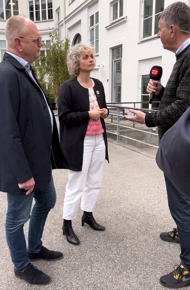 Dansk Sygeplejeråd (@sygeplejeraadet) on Twitter photo Næsten 93% sygepl. siger ja til #ok24: “Vi har landet en rigtig god aftale. Som forhandlere er vi rigtig glade for at vores medlemmer også kan se sig selv i den aftale, vi har bokset med rigtig længe” siger <a href="/dbdanbjorg/">Dorthe Boe Danbjørg</a> sammen med <a href="/BennyAndersen/">Benny Andersen</a> <a href="/socialpaed/">Socialpædagogerne</a> <a href="/tv2newsdk/">TV 2 NEWS</a> #dkpol Næsten 93% sygepl. siger ja til #ok24: “Vi har landet en rigtig god aftale. Som forhandlere er vi rigtig glade for at vores medlemmer også kan se sig selv i den aftale, vi har bokset med rigtig længe” siger <a href="/dbdanbjorg/">Dorthe Boe Danbjørg</a> sammen med <a href="/BennyAndersen/">Benny Andersen</a> <a href="/socialpaed/">Socialpædagogerne</a> <a href="/tv2newsdk/">TV 2 NEWS</a> #dkpol
