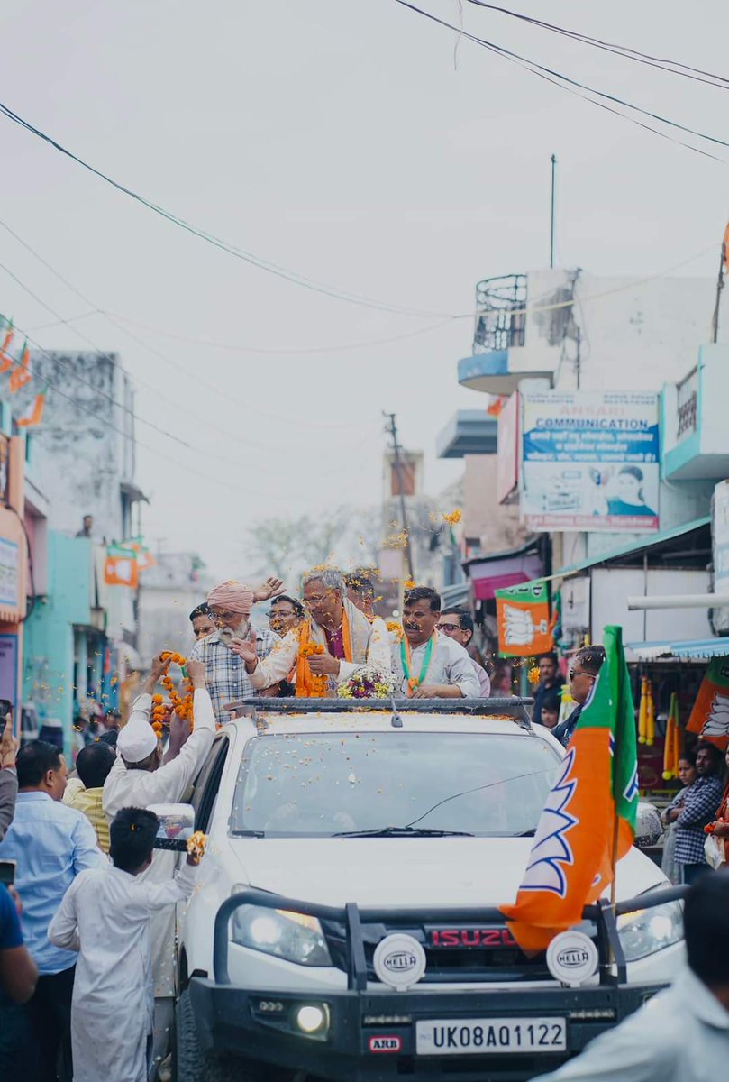 आज लालढांग में आयोजित रोड शो और जनसभा को विशाल रूप देने के लिए सभी क्षेत्रवासियों का हृदय से धन्यवाद व्यक्त करता हूं। जनसभा को संबोधित करते हुए यह एहसास हुआ कि मोदी सरकार के प्रभावशाली कार्यों का सकारात्मक असर लोगों के जीवन पर हुआ है। यही कारण है कि रोड शो और जनसभा में बड़ी…