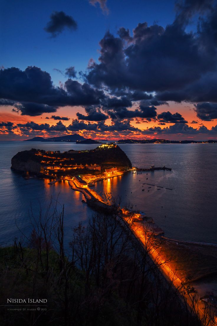 L'amore è come se fosse un malanno che, all'improvviso, ti esplode dentro il cuore, senza un avvertimento, senza affanno, e ti può far morir senza dolore. Totò #goodnight ❤️ #Raccontodellasera Isola Nisida Napoli